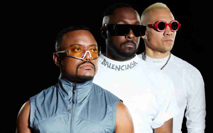 Black Eyed Peas naśladuje noszących tęczowe opaski podczas sylwestra w Polsce